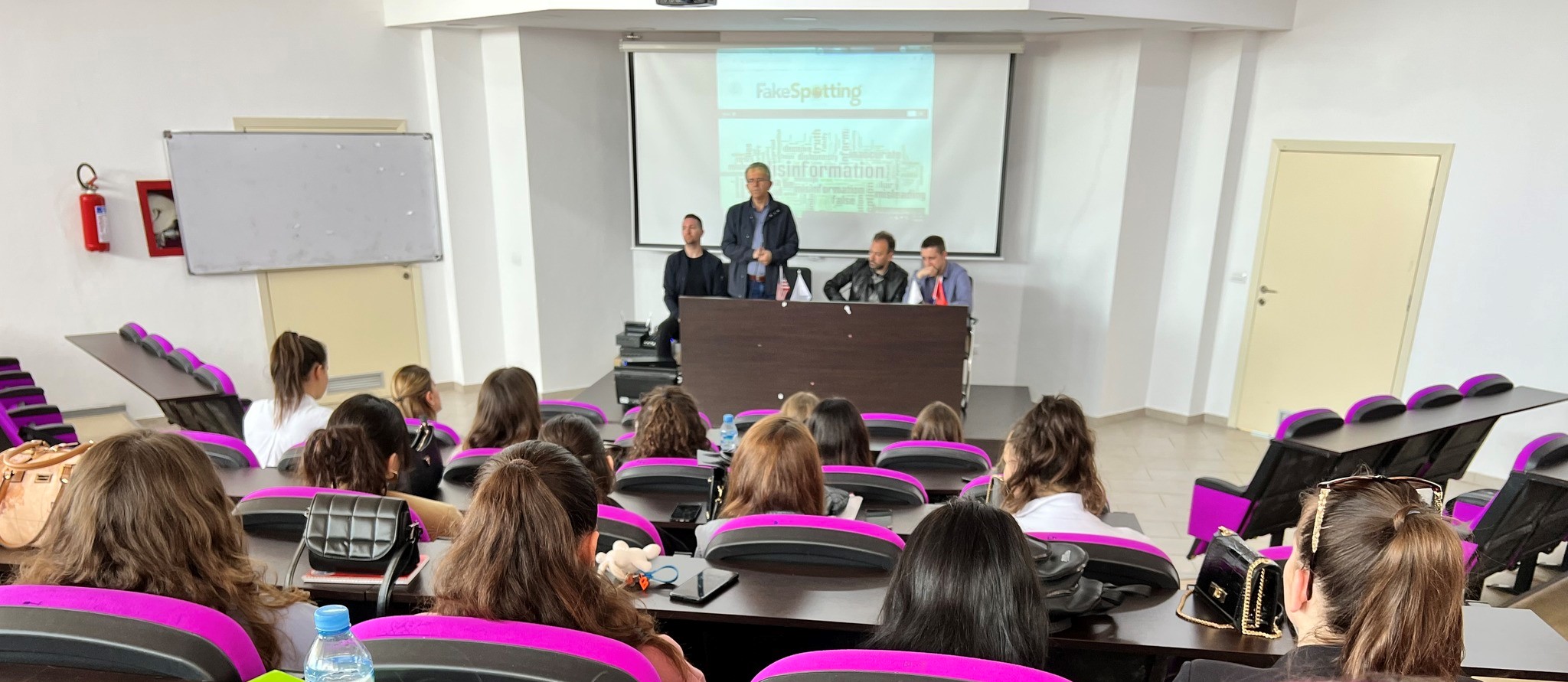 Pedagogë të Departamentit të Gazetarisë dhe Komunikimit, takim me pedagogë dhe studentë të Universitetit “Aleksandër Moisiu” për luftën kundër lajmeve të rreme dhe dezinformimit